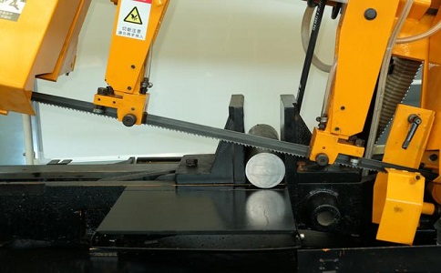 隆安数控带锯床自动送料精度会出现偏差吗？